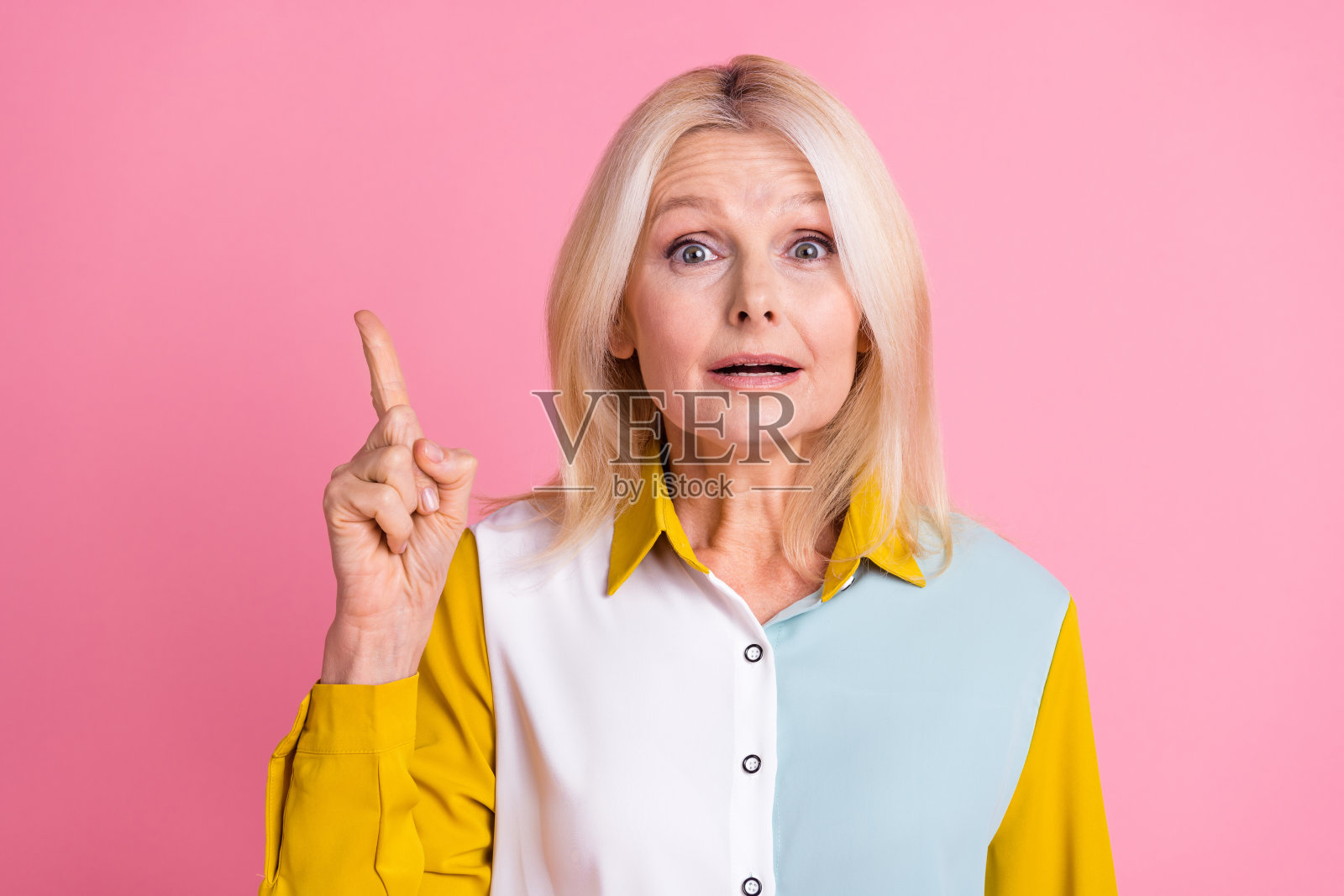 照片优雅的老太太点手指穿衬衫孤立在粉红色的背景照片摄影图片