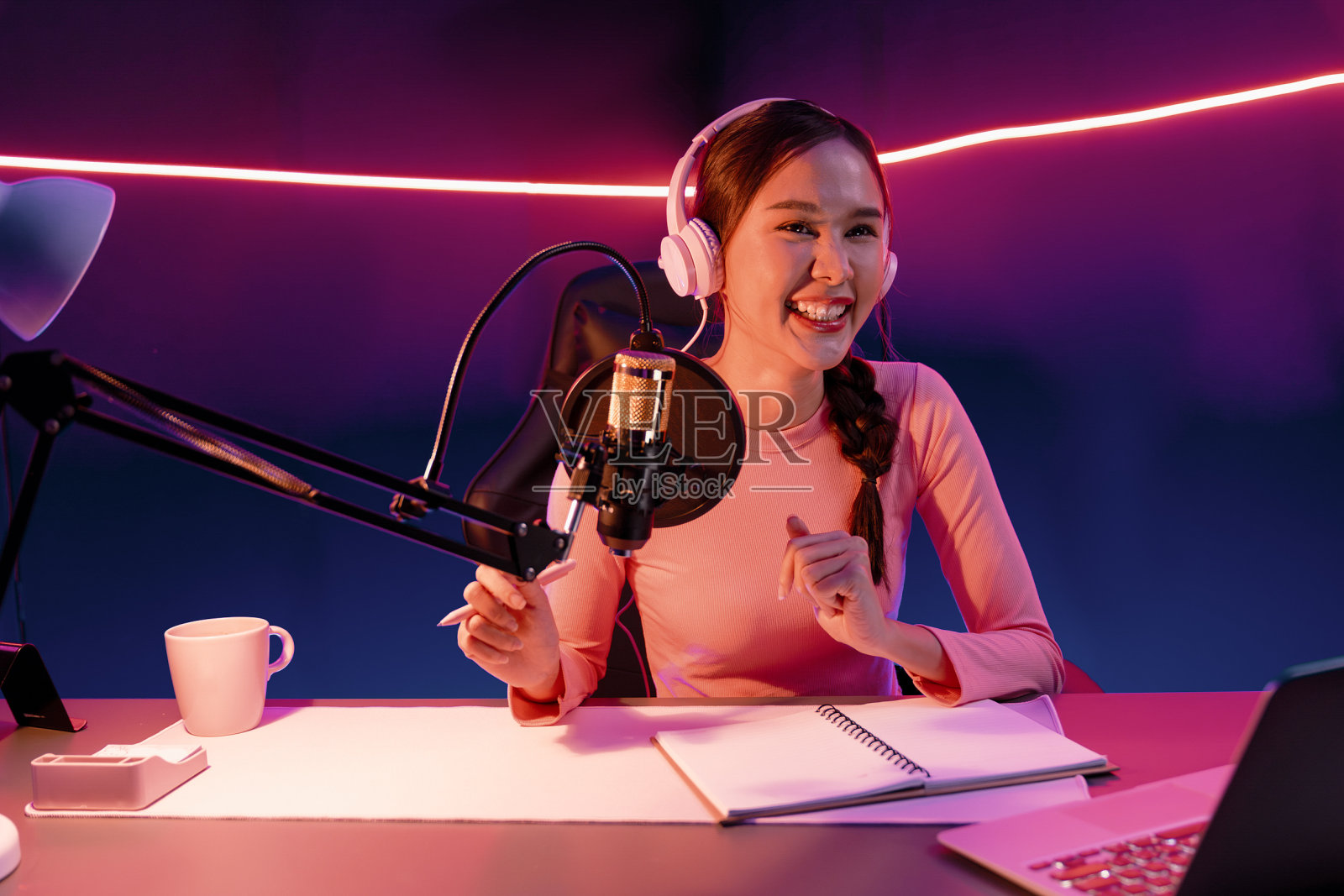 微笑着，富有创意的年轻美丽的亚洲网红在频道里说话。战略。照片摄影图片