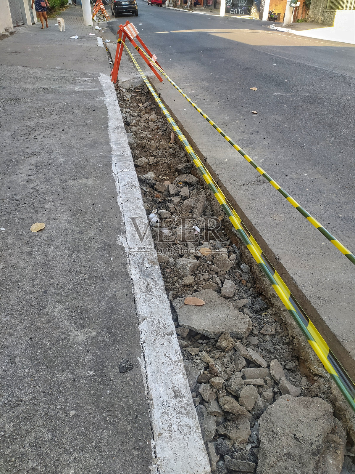 有斑马线信号带的交通路障，用来划定施工区域照片摄影图片