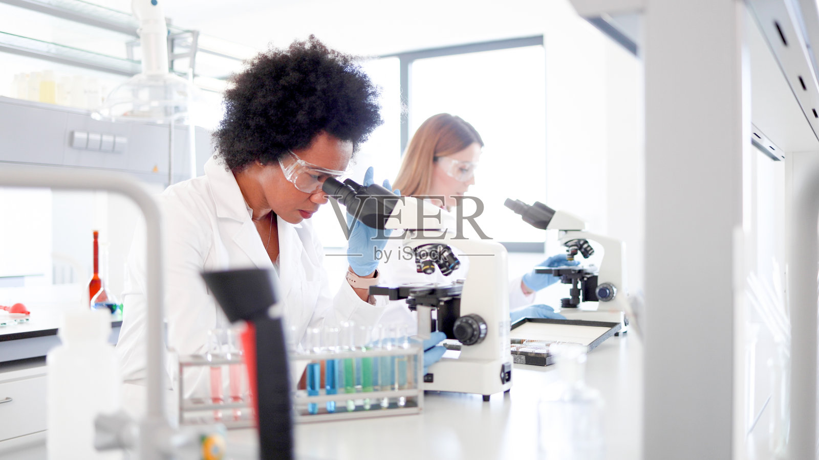 工作场所的女性实验室专家照片摄影图片