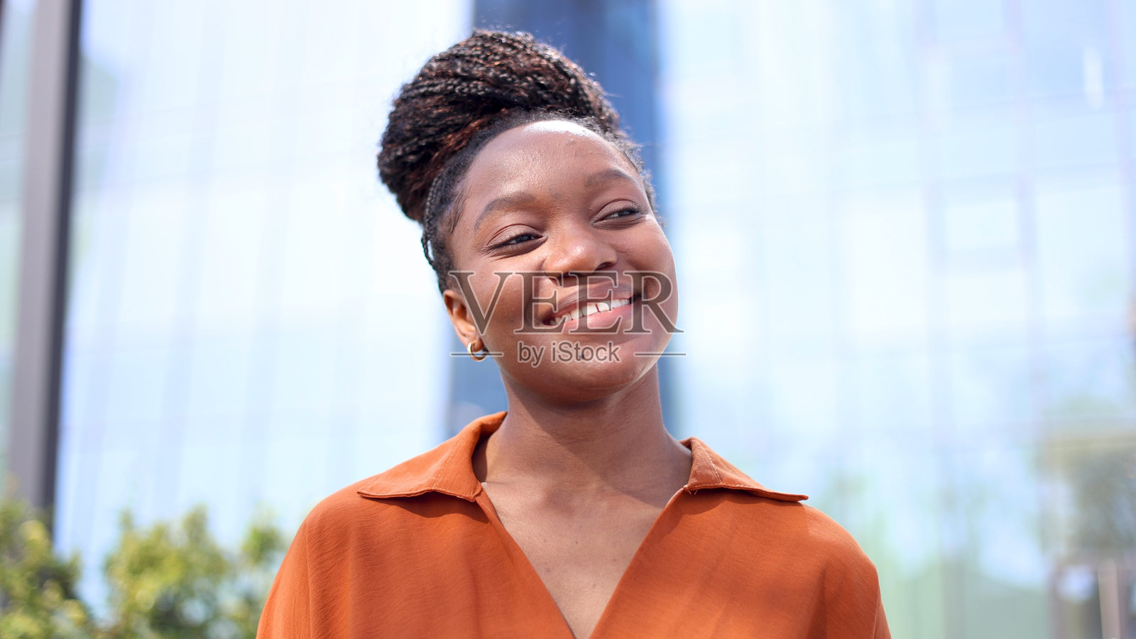 晒太阳的非洲女商人照片摄影图片