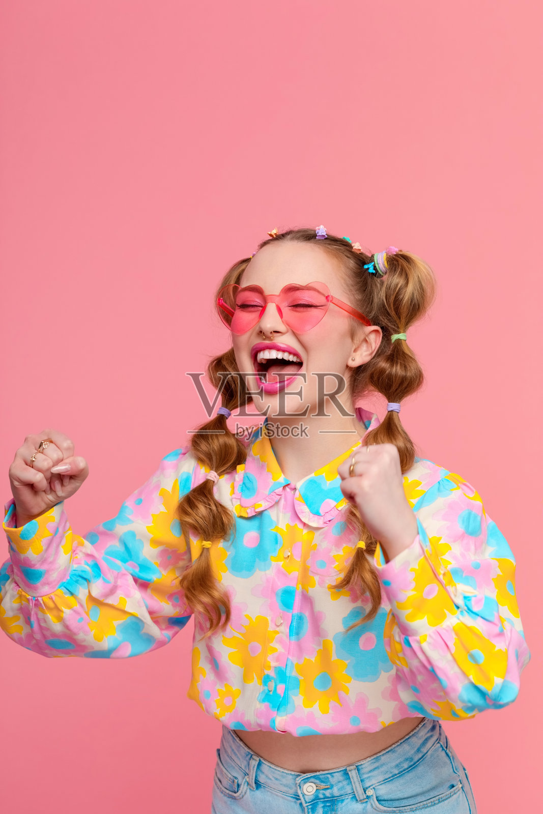 粉色背景下时髦发型的Z世代年轻女性照片摄影图片