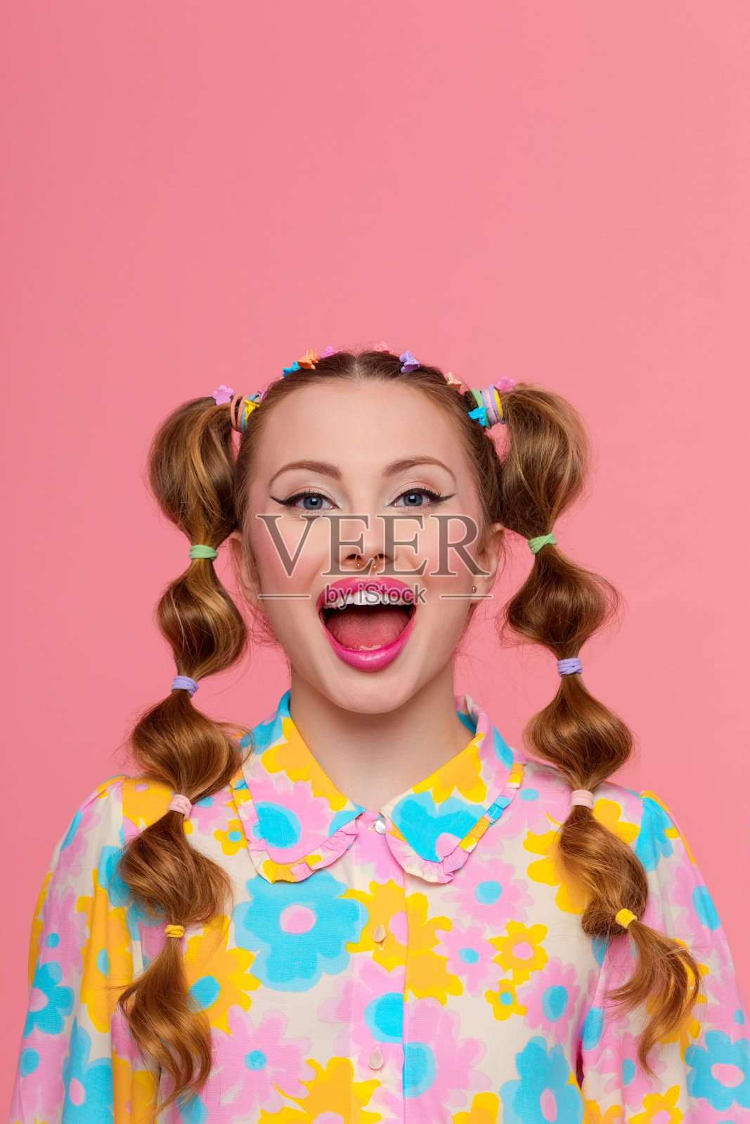 粉色背景下时髦发型的Z世代年轻女性照片摄影图片