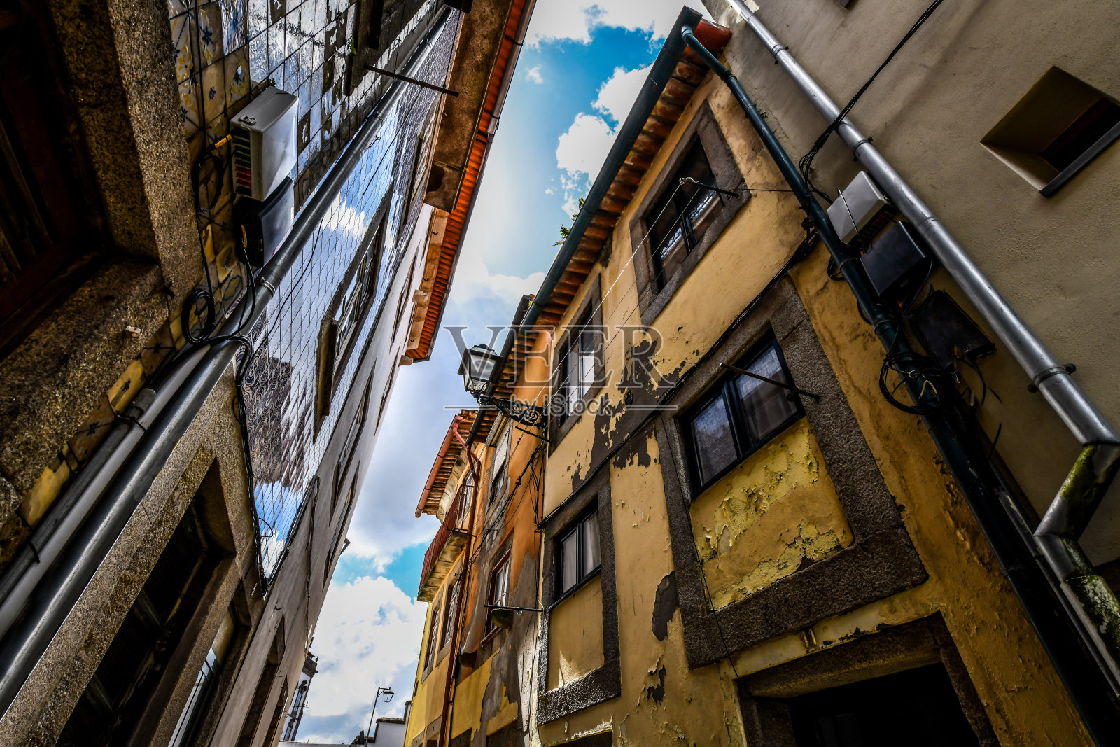 葡萄牙波尔图狭窄的小巷里的老建筑的低角度视图照片摄影图片