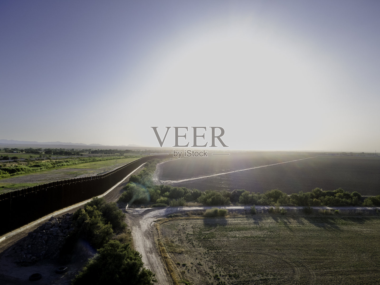 黄昏时分，无人机在德克萨斯州托尼洛过境点观看国际边界墙照片摄影图片