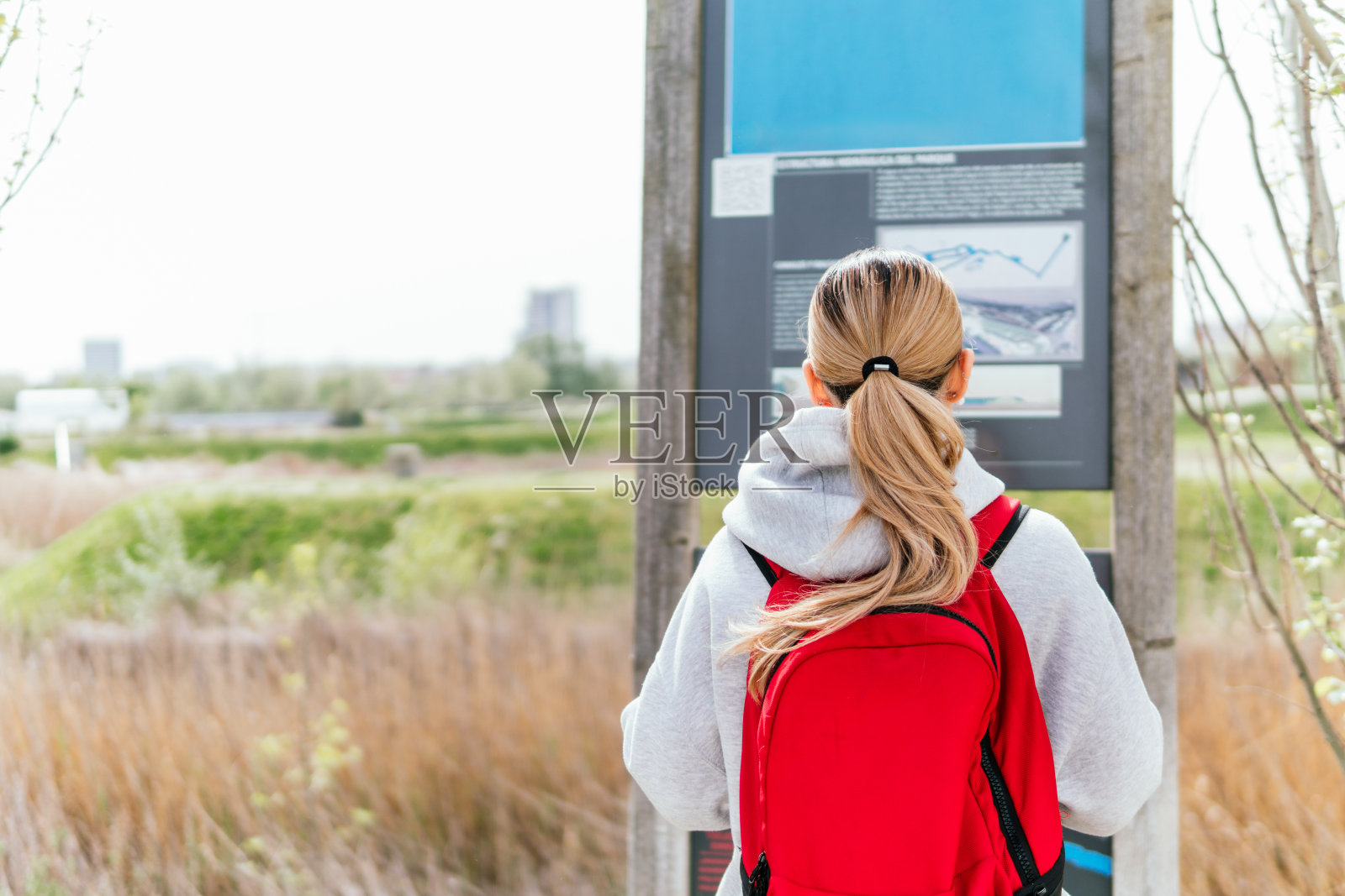 徒步旅行者阅读路线标志照片摄影图片
