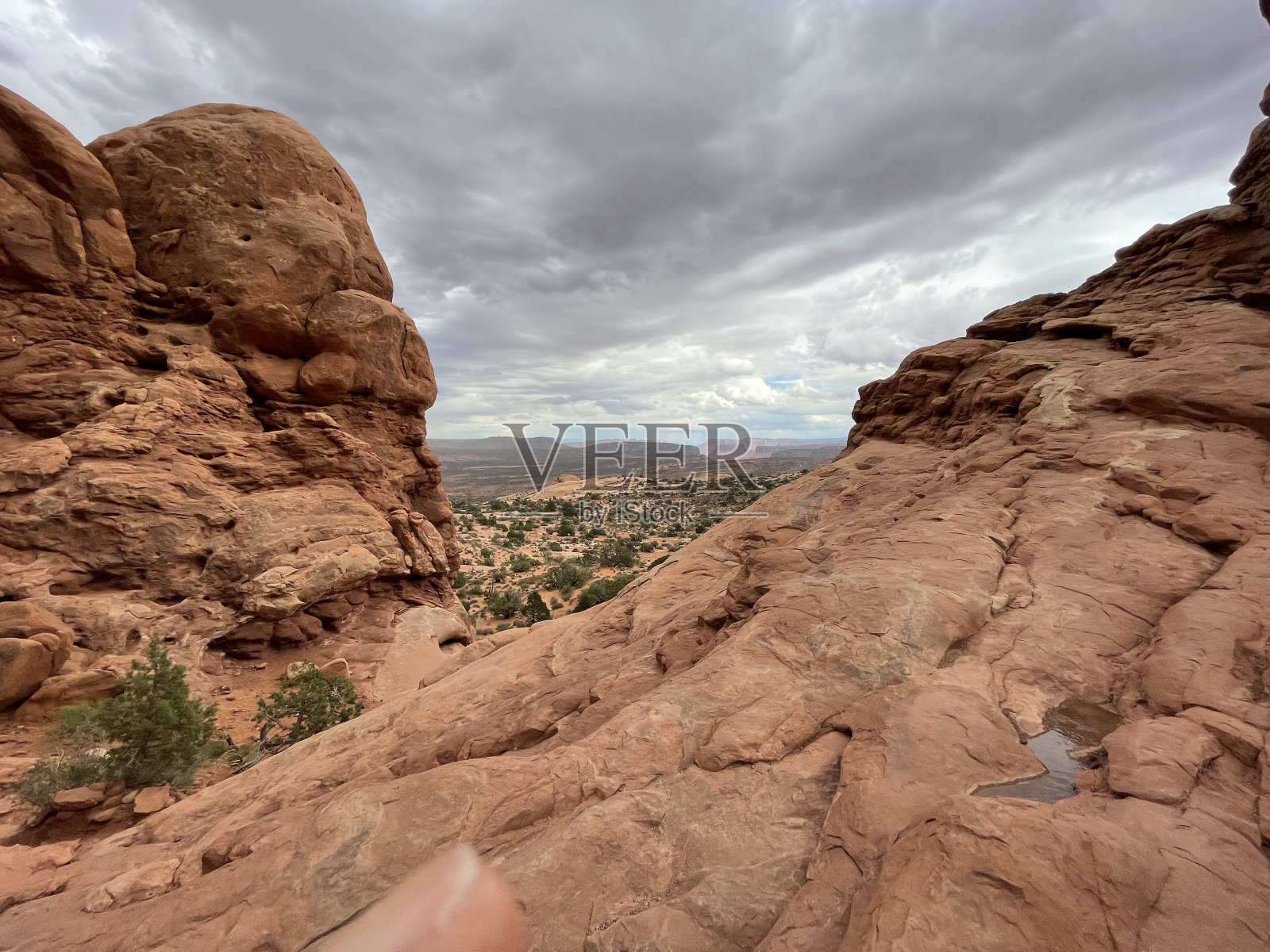 拱门国家公园-红岩-阴天照片摄影图片