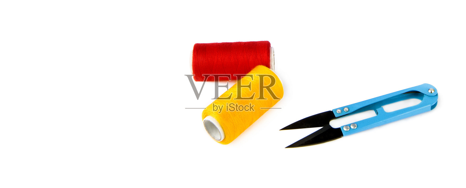 剪刀和一串线，用于缝纫隔离在一个白色。有文字的空闲空间。拼贴画。宽的照片。照片摄影图片