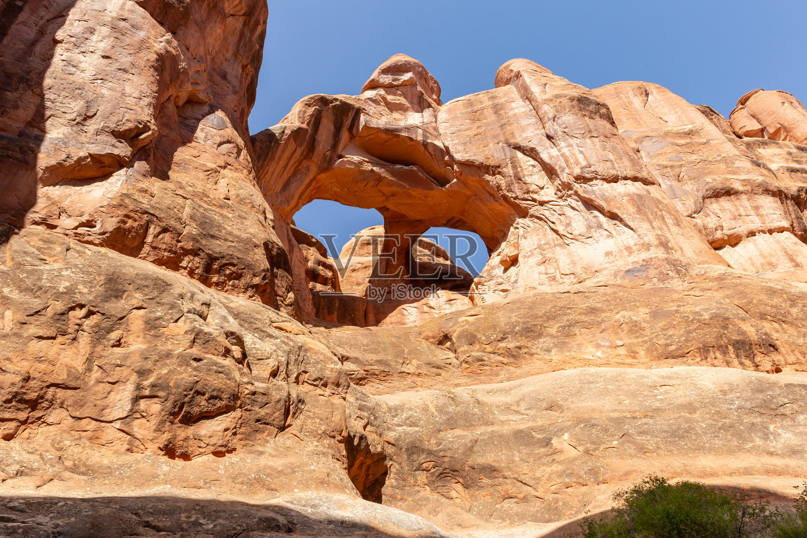 双子或骷髅拱门在火热的炉径犹他州美国照片摄影图片