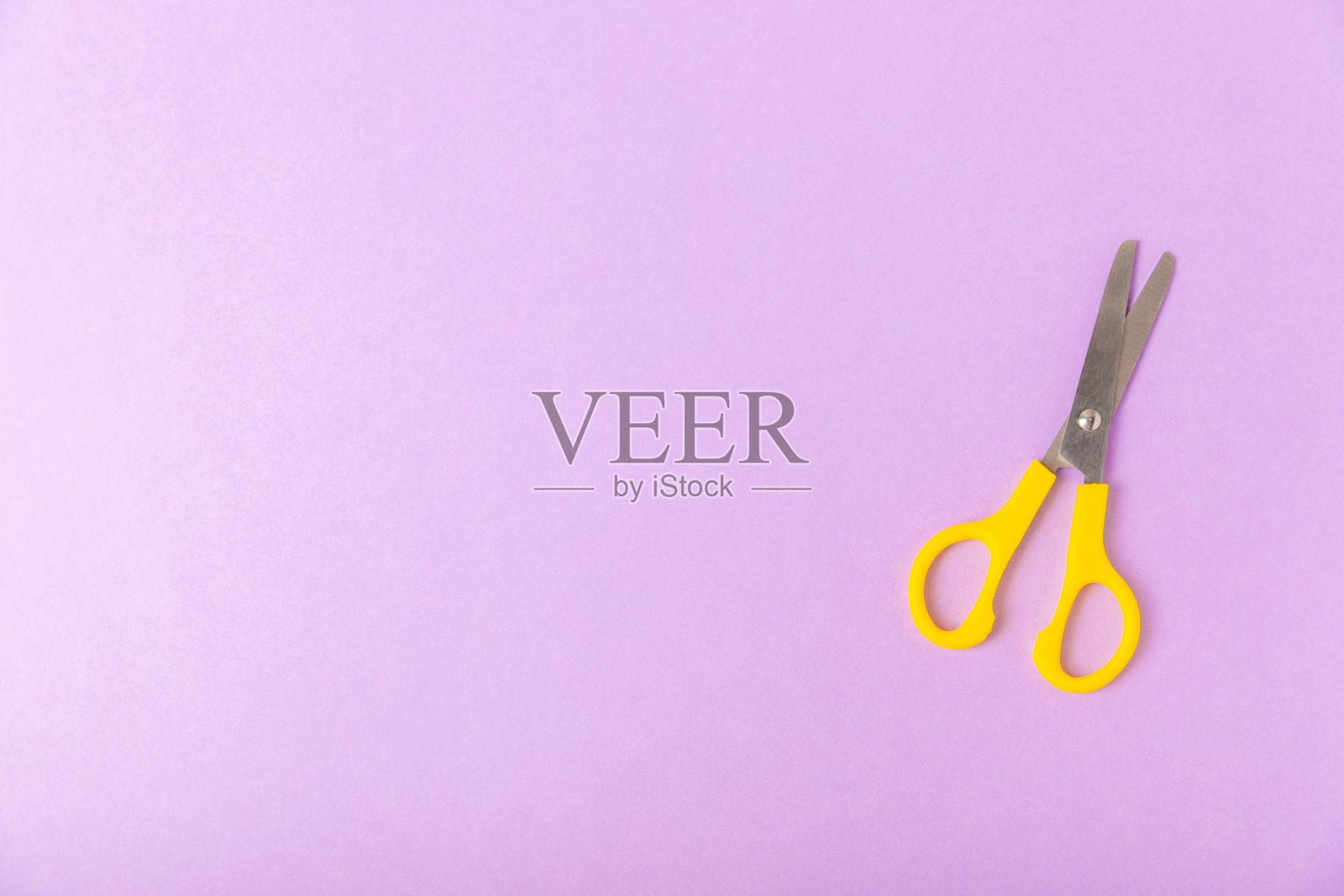 彩色纸背景上明亮的儿童剪刀。文具。上学用的东西。放文字的地方。副本的空间。俯视图照片摄影图片