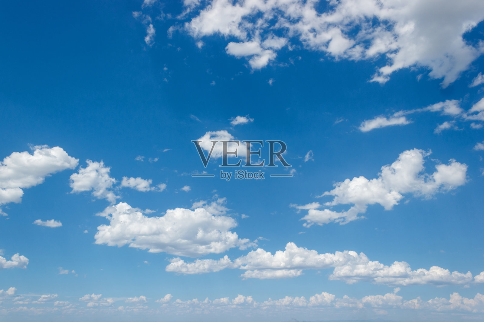 在湛蓝的地平线与大气相遇的地方，一场迷人的气象奇观展开了照片摄影图片