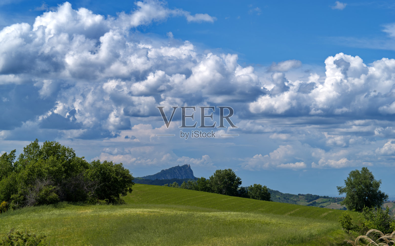 丘陵景观与风景优美的天空与云照片摄影图片