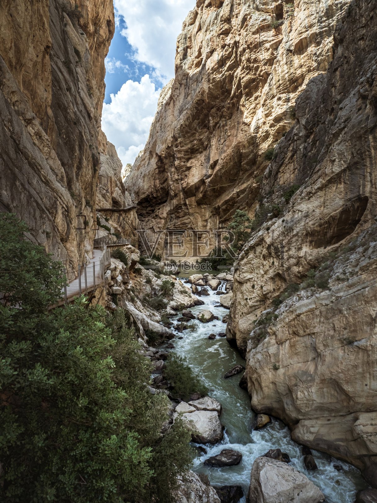在安达卢西亚的El Caminito del Rey峡谷中，空荡荡的走道照片摄影图片