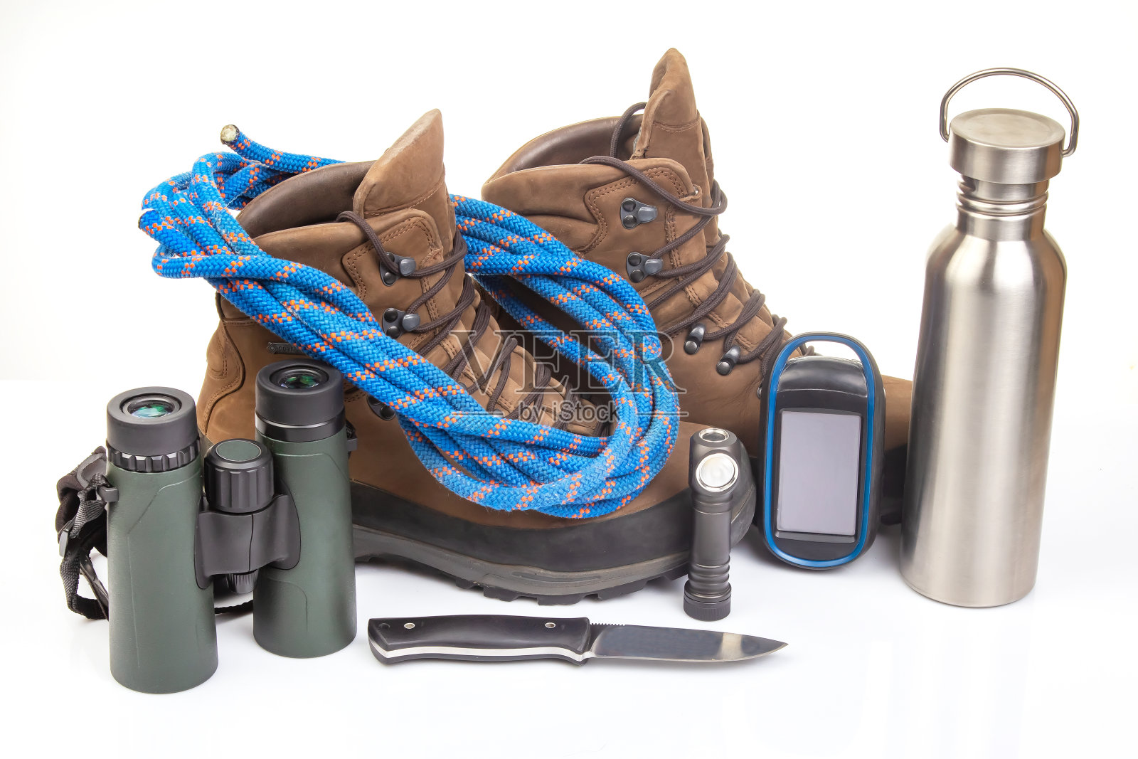 旅游和徒步旅行项目附近的白色背景徒步靴。旅游旅游成套设备照片摄影图片