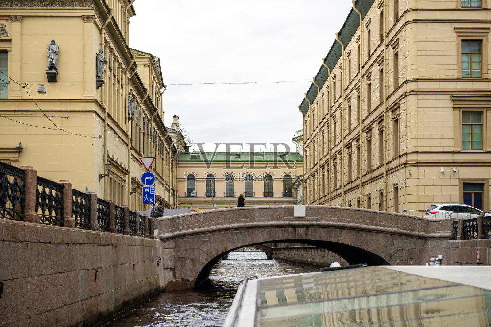 游客乘船游览圣彼得堡桥下的运河照片摄影图片