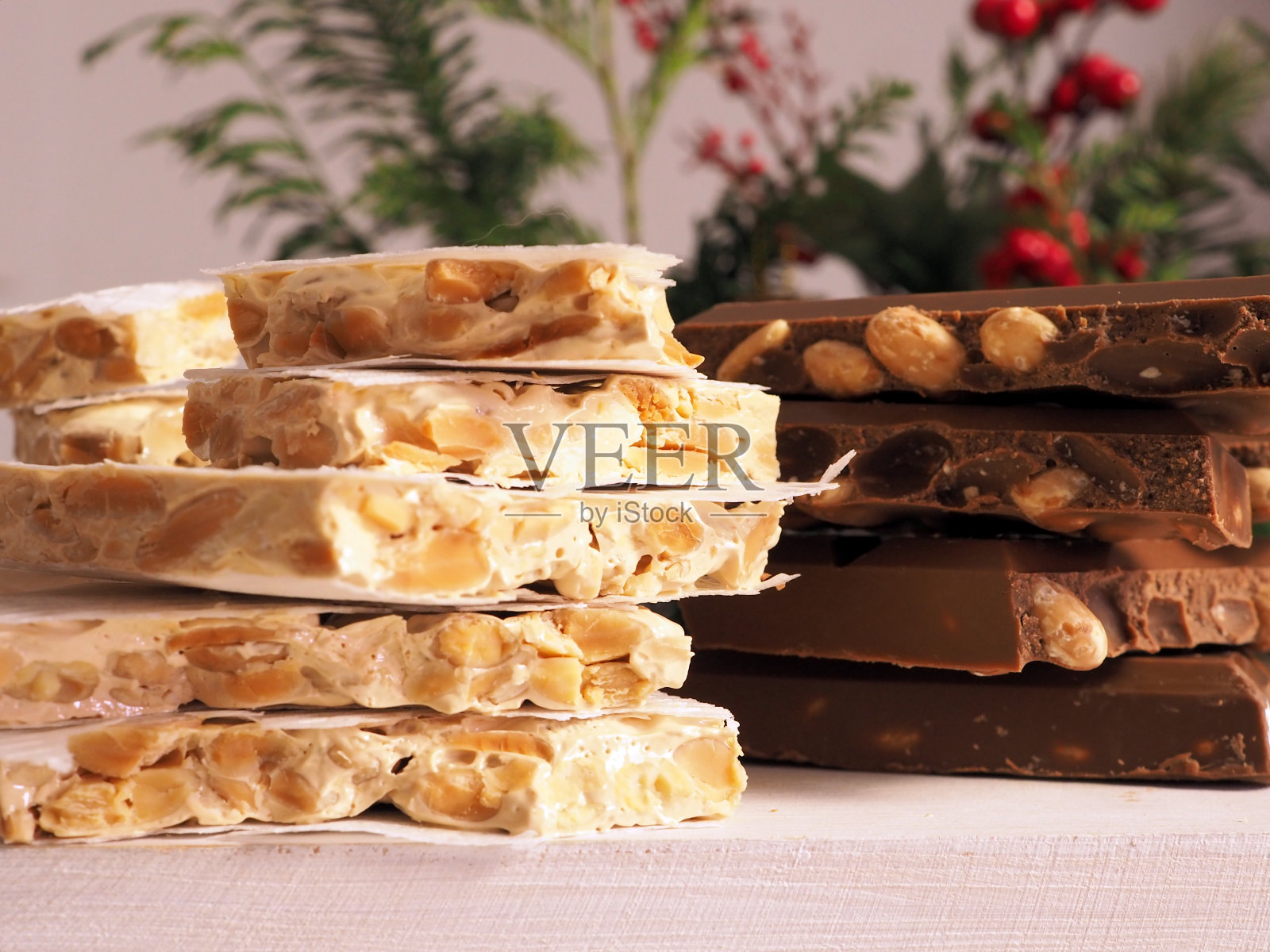 什锦坚果脆和巧克力棒照片摄影图片