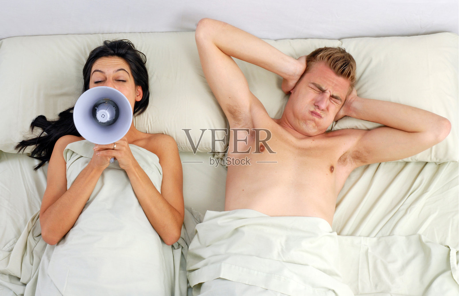 尖叫的女人夫妻床。照片摄影图片