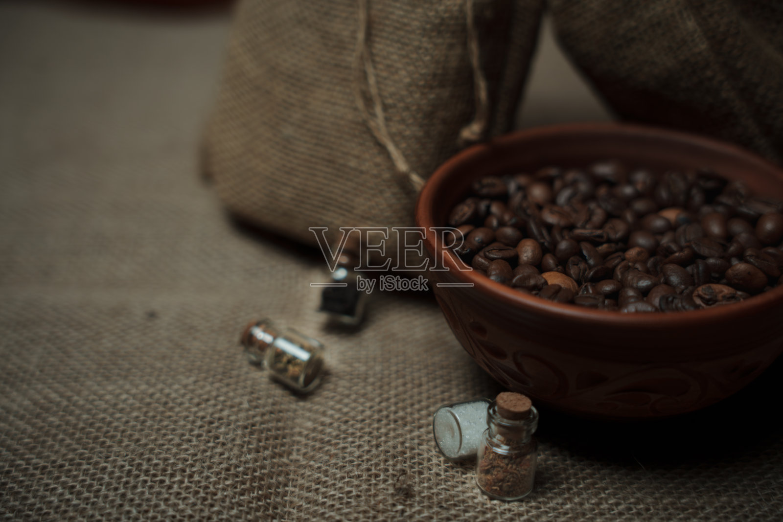 黏土杯里的咖啡豆照片摄影图片