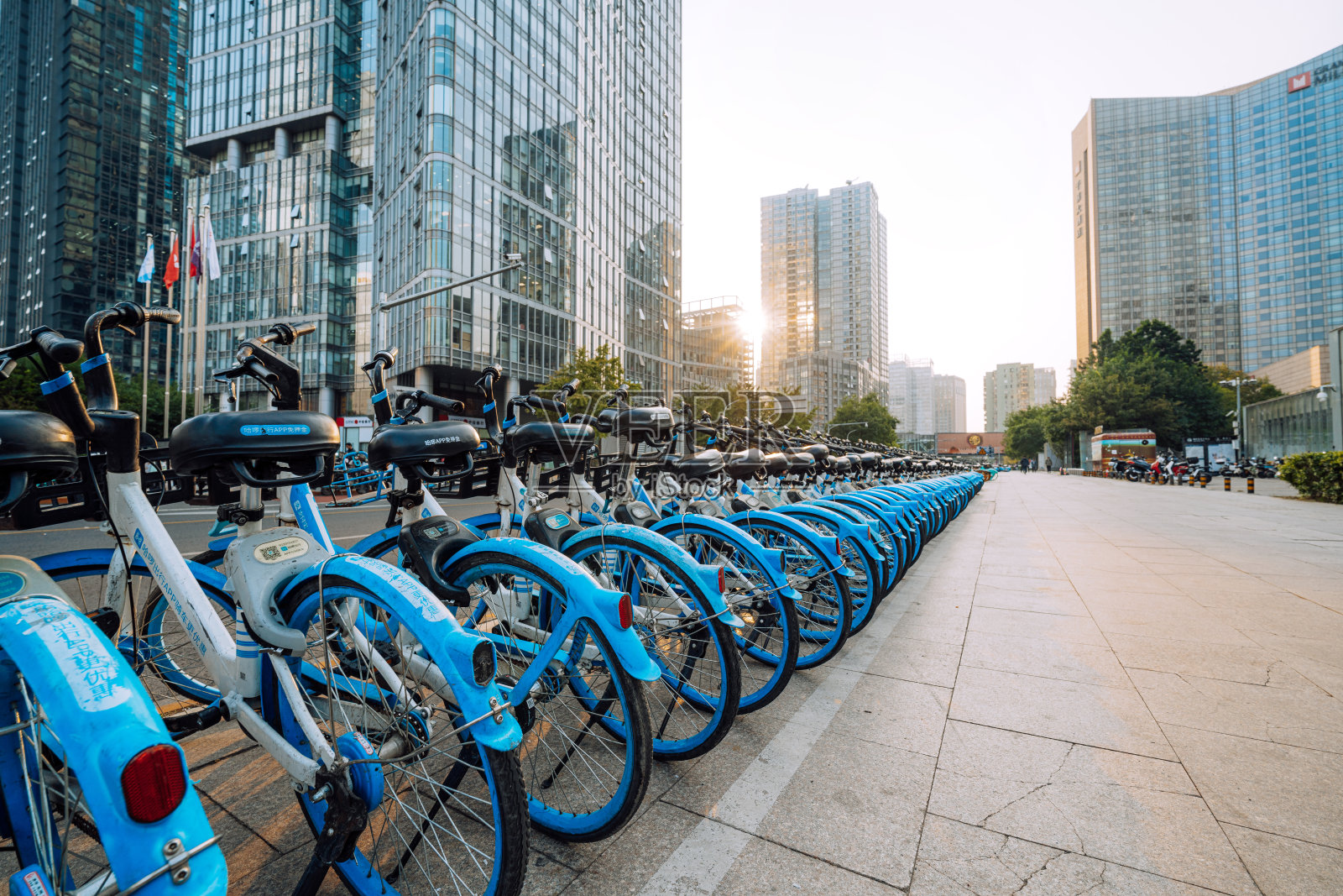 在一个晴朗的日子里，北京城里一排出租的蓝色自行车照片摄影图片