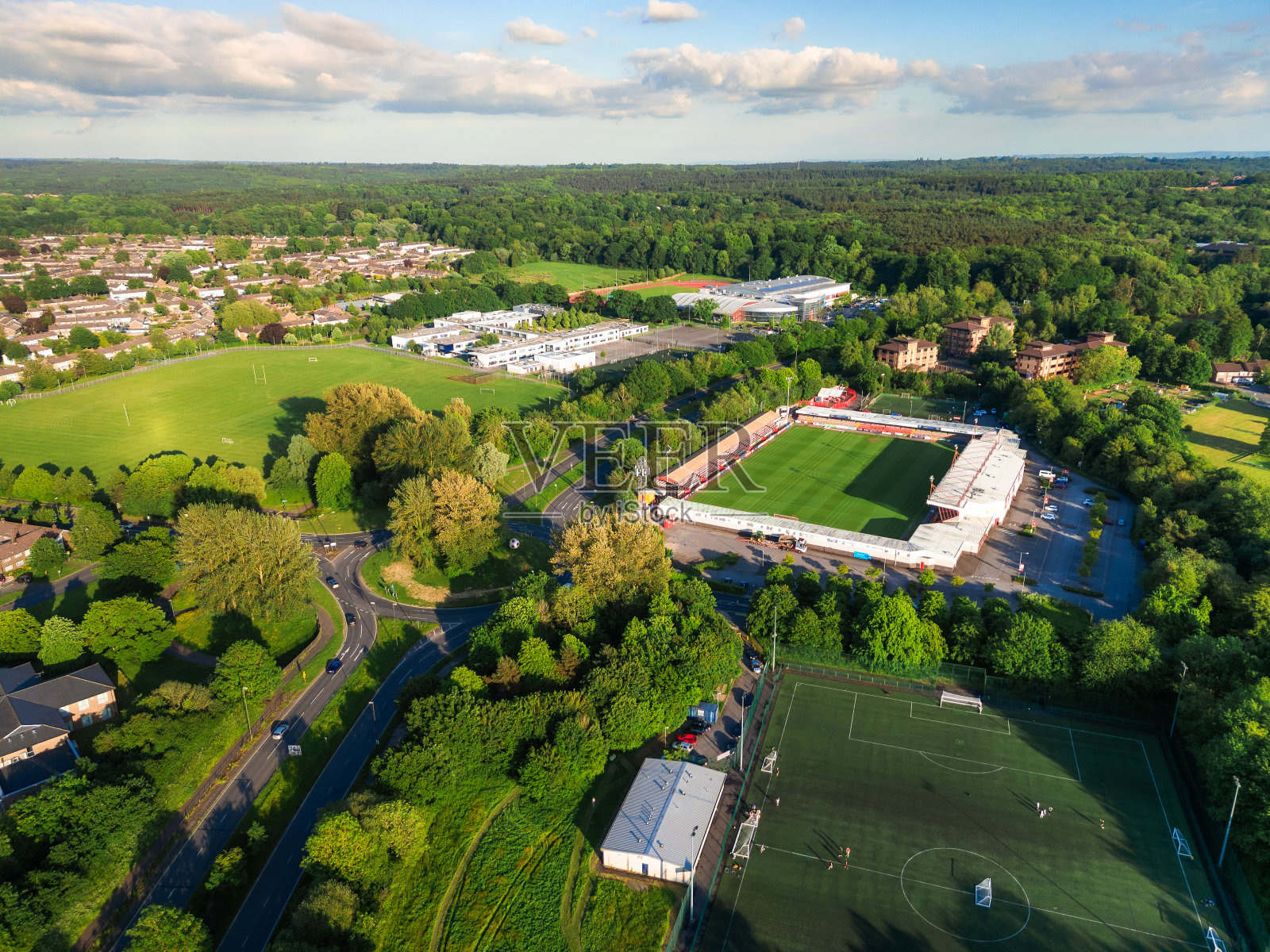 英国西萨塞克斯郡克劳利的布罗德菲尔德球场鸟瞰图照片摄影图片