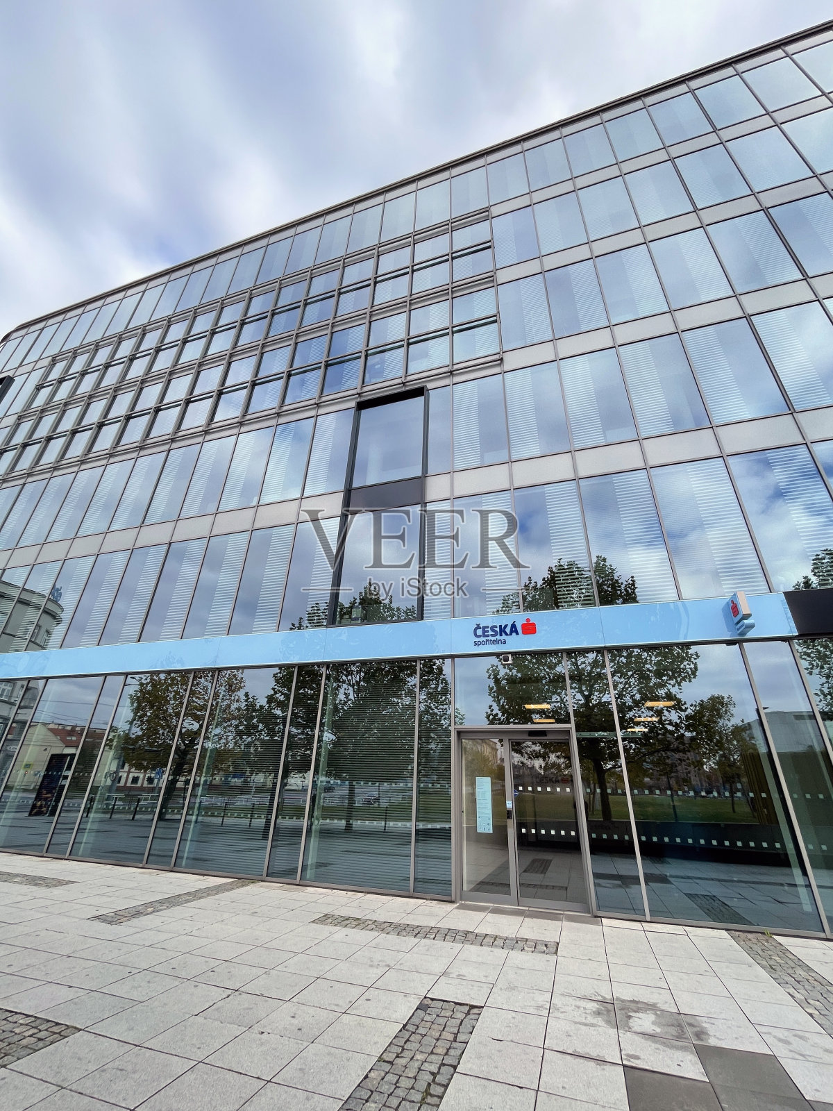 塞斯卡银行spořitelna (Česká spořitelna)分行位于新卡罗莱纳公园办公楼。奥斯特拉发，捷克共和国。照片摄影图片