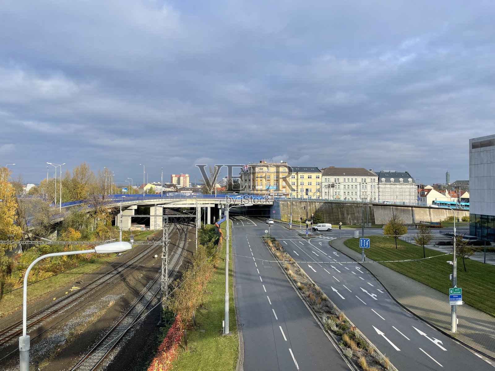 俄斯特拉发的地平线和高速公路。照片摄影图片