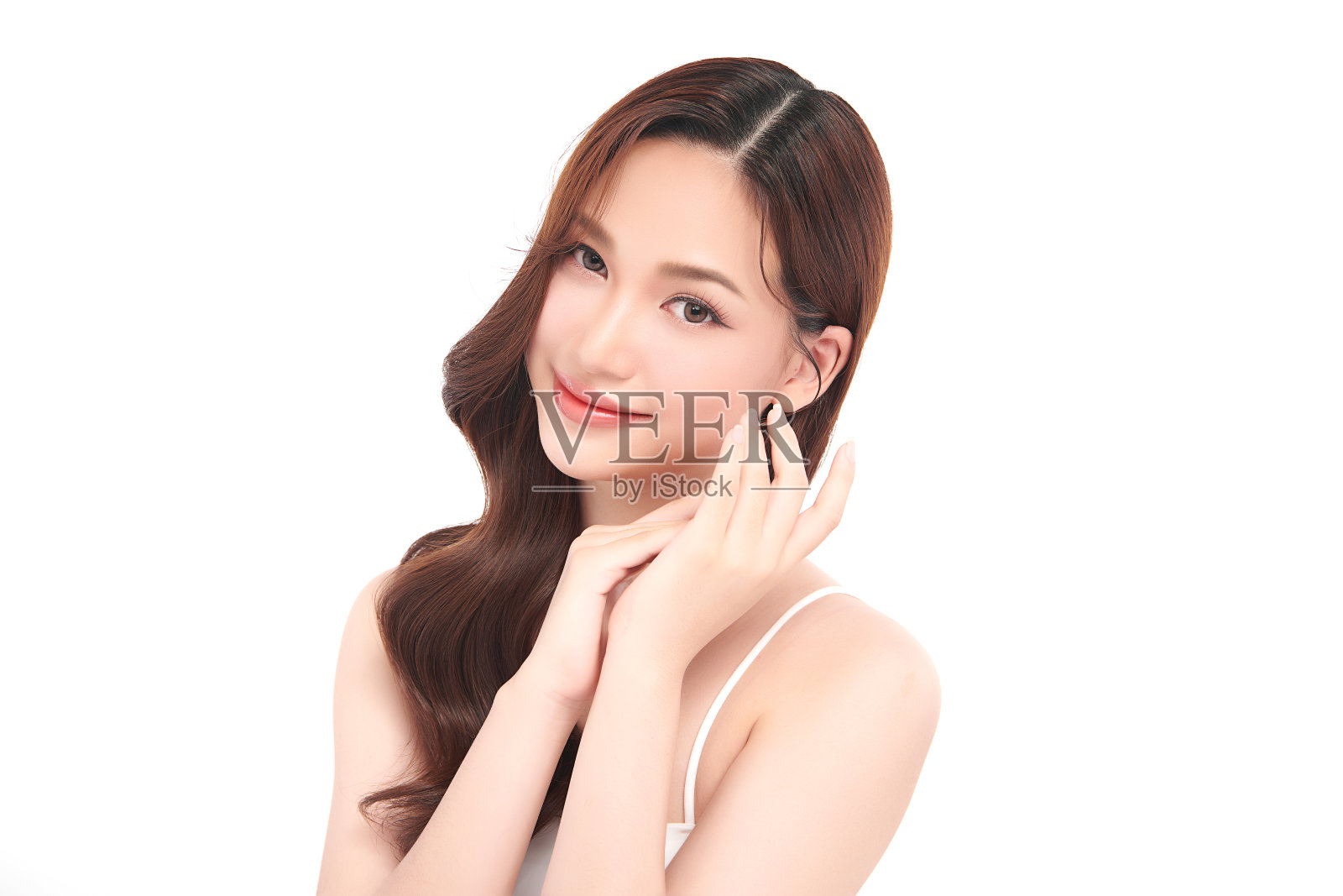 美丽年轻的亚洲女性，干净清新的皮肤在白色的背景，面部护理，面部护理，美容，美容和水疗，亚洲女性肖像。照片摄影图片