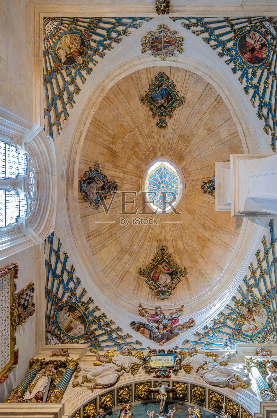 西班牙布尔戈斯哥特式大教堂的内部，天花板的细节照片摄影图片