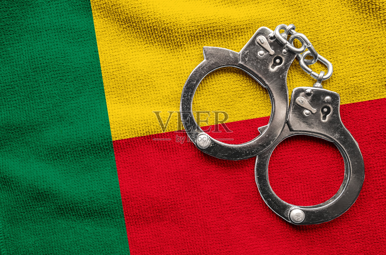 贝宁国旗和警察手铐照片摄影图片