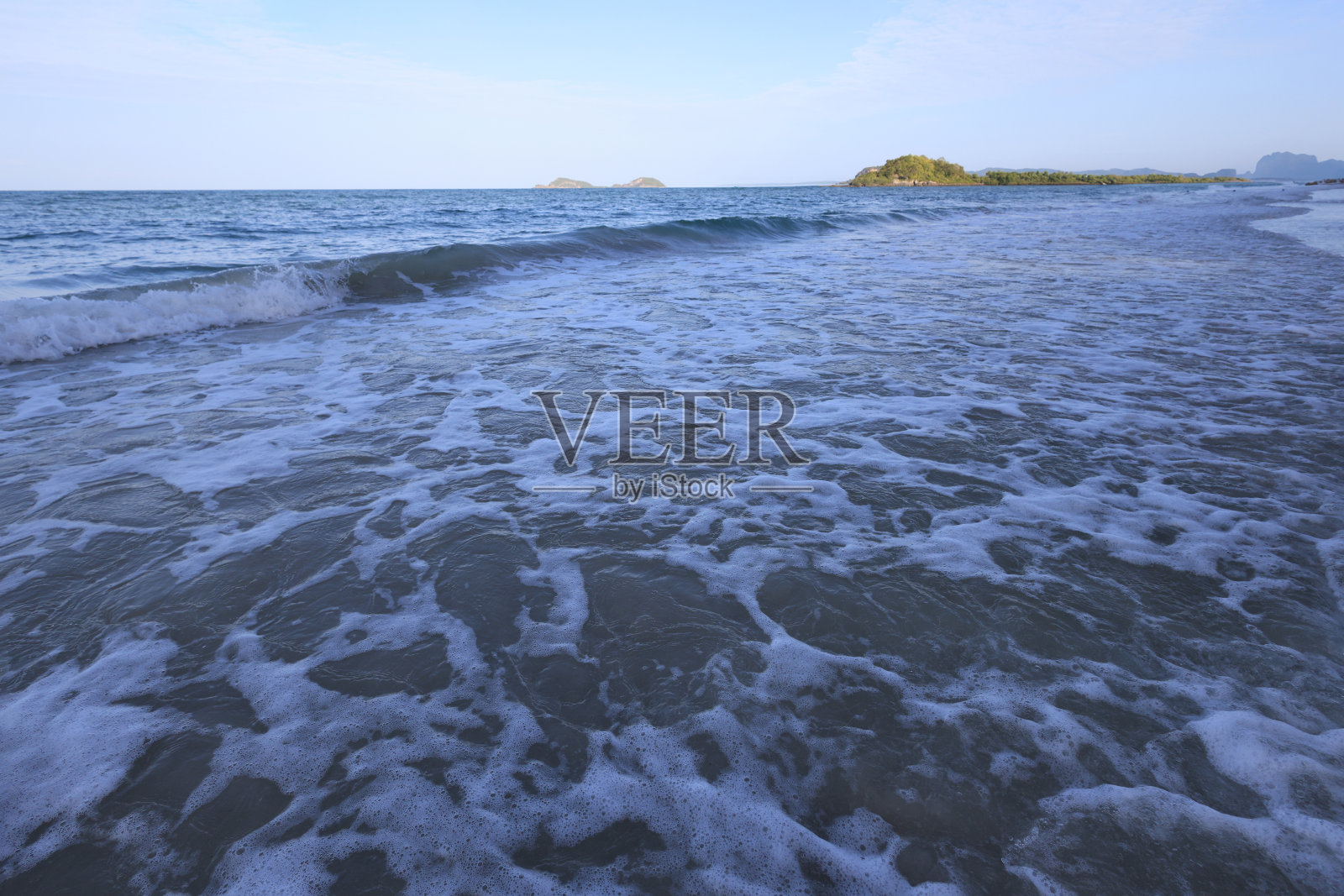 热带天堂般的海滩，白沙蓝天。美丽的沙滩和柔和的蓝色海浪。空的热带海滨和海景复制空间。照片摄影图片