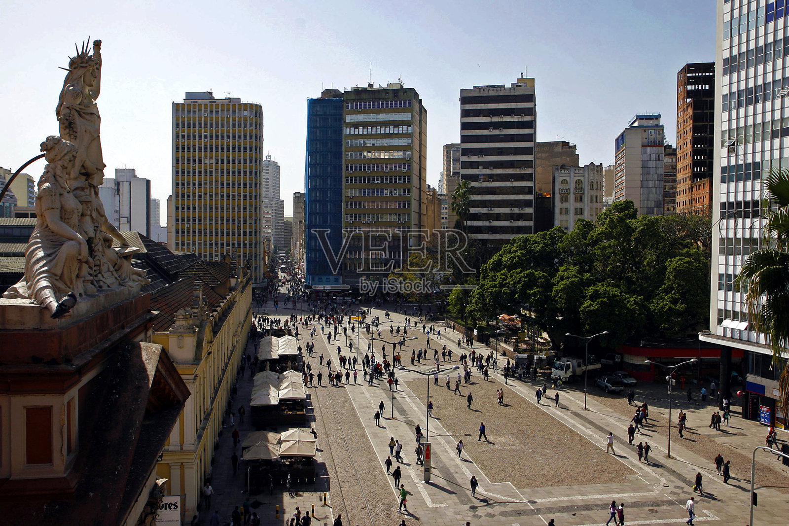 阿雷格里港市中心的Largo Glenio Peres广场景色;巴西照片摄影图片