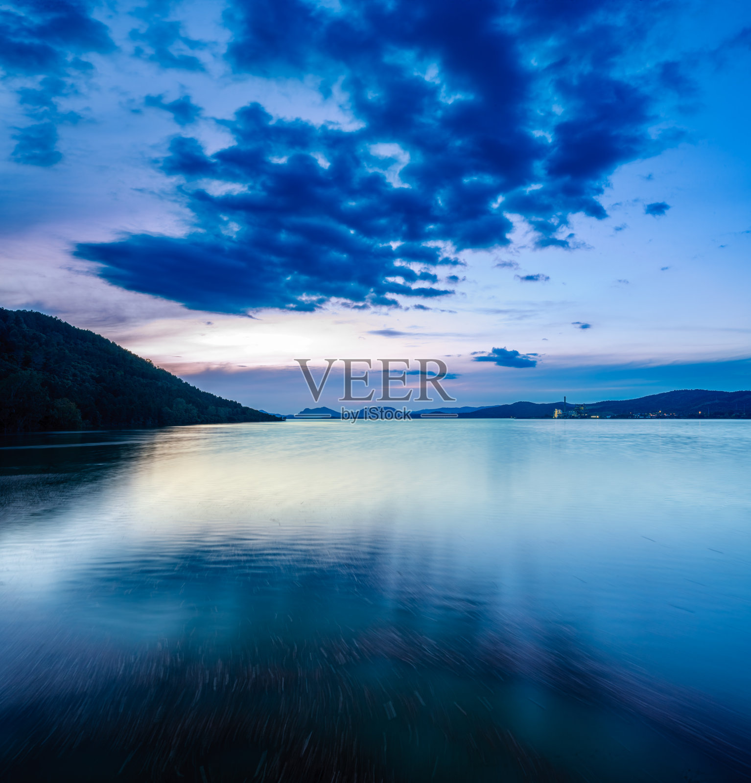 埃斯皮埃尔新普恩特大使馆的宁静之夜，照片摄影图片