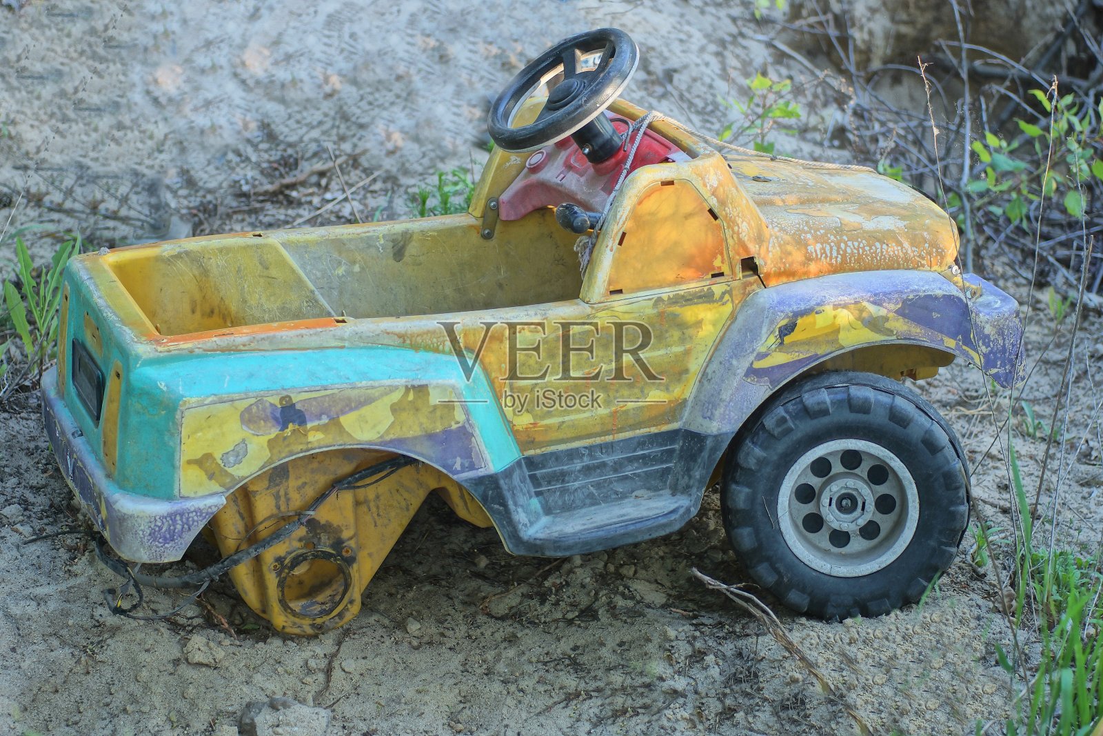 一辆破碎的彩色塑料玩具车照片摄影图片