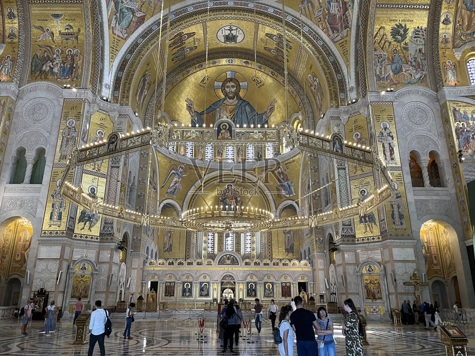 游客欣赏圣萨瓦教堂宏伟的内部照片摄影图片