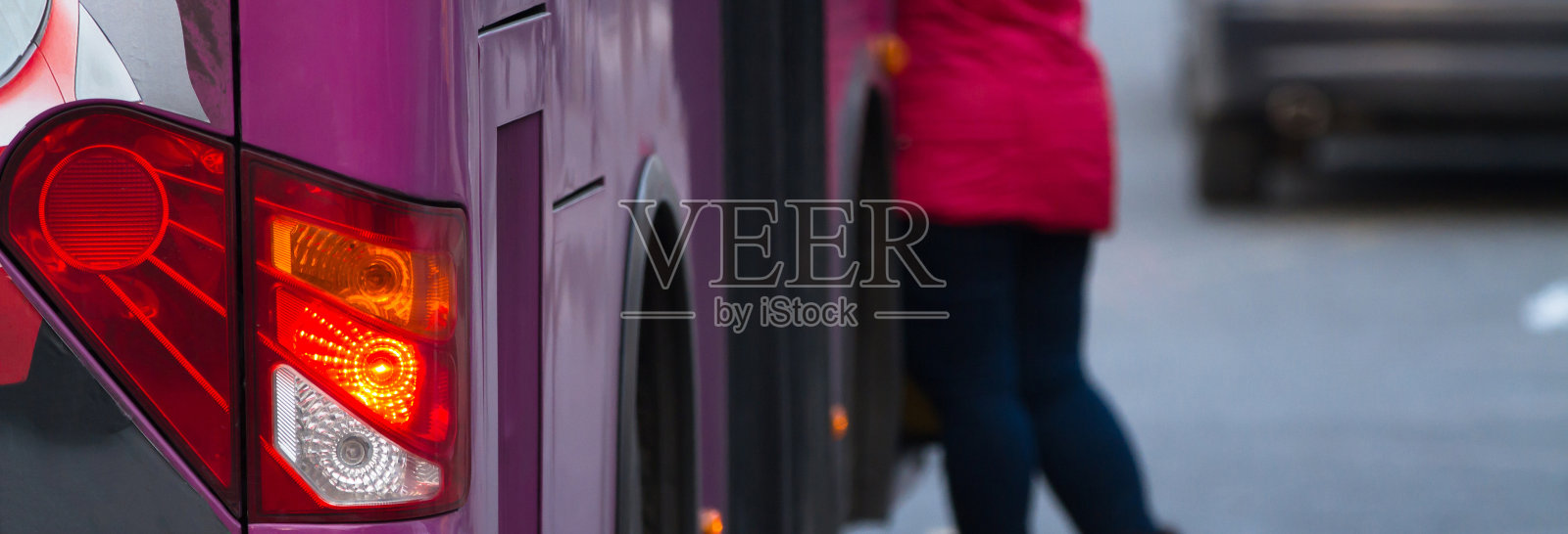 上公共汽车的女人照片摄影图片