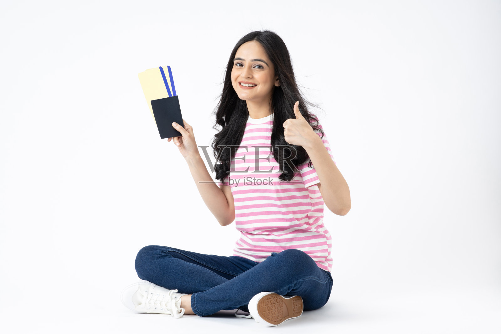 漂亮女孩的全尺寸照片坐在地板上的现代服装孤立的白色背景股票照片照片摄影图片