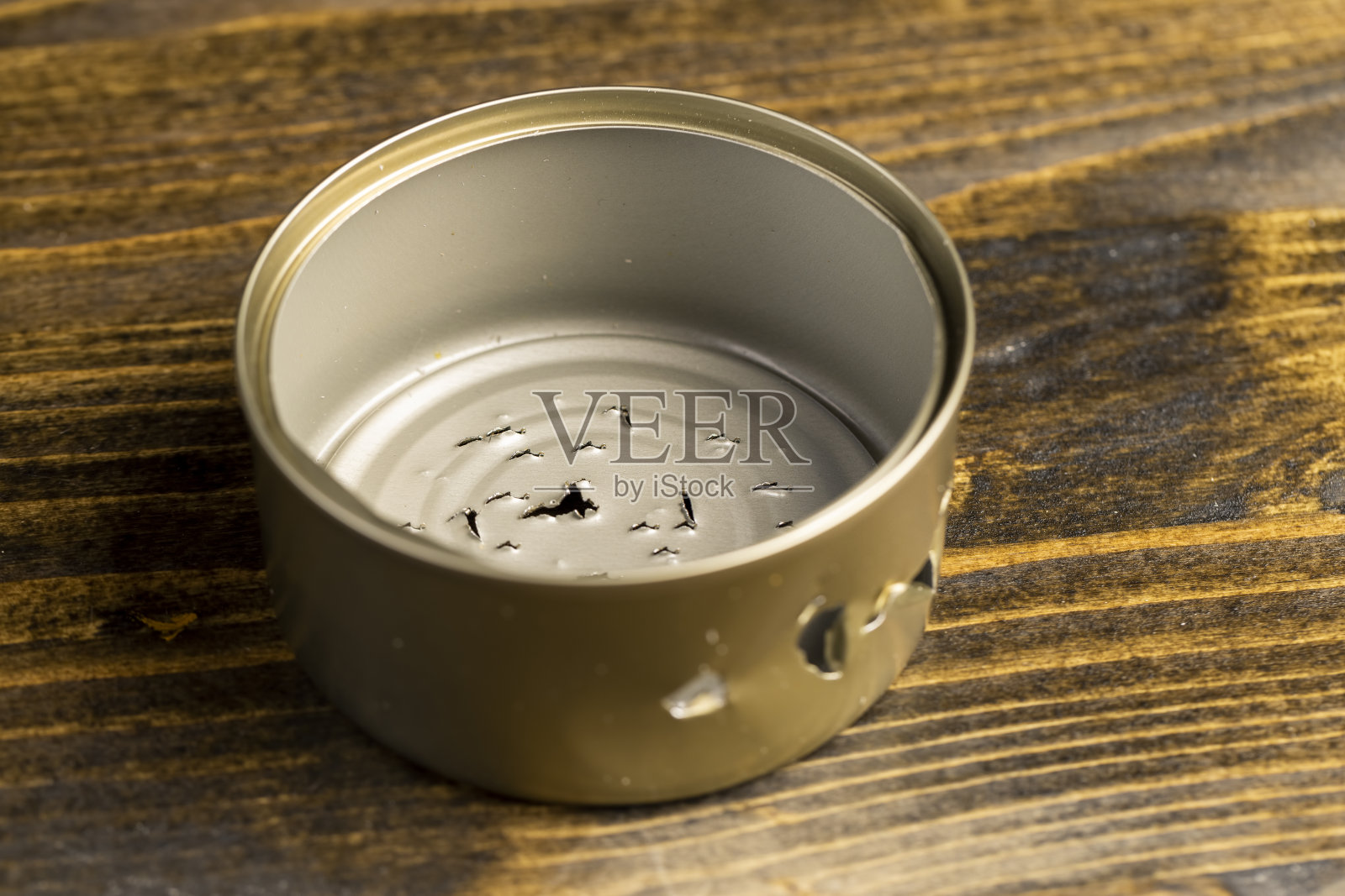 一个破损严重的空罐子照片摄影图片