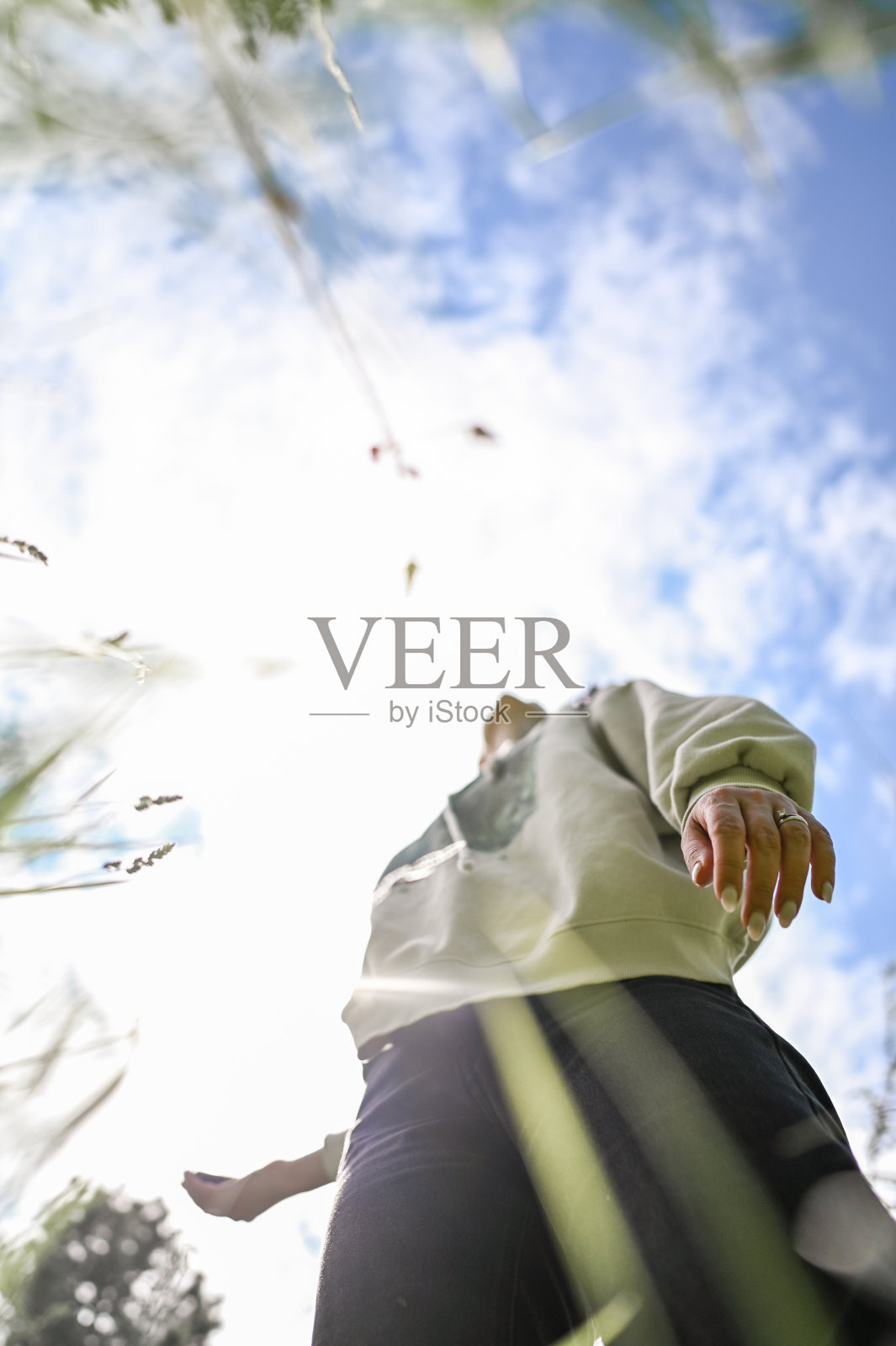 热爱自然的女人照片摄影图片