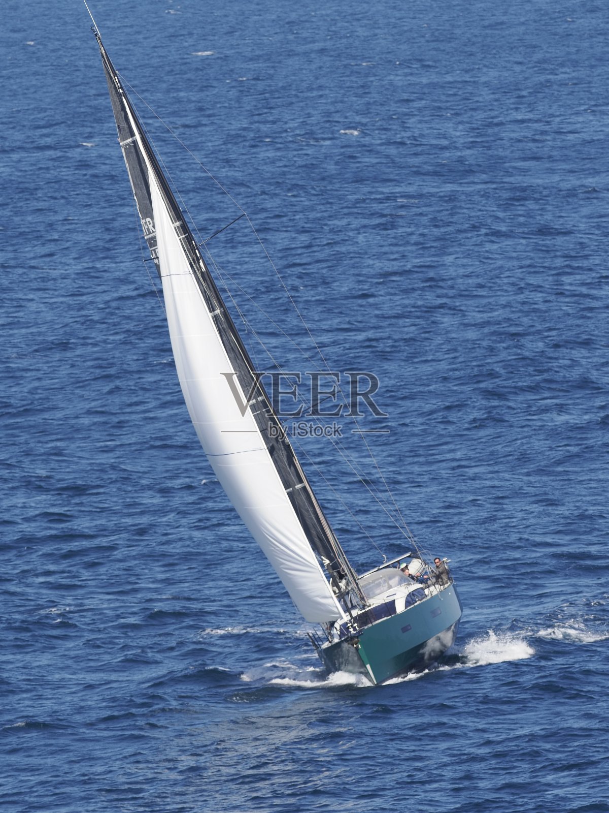 一艘帆船在比斯开湾蔚蓝的海水中航行照片摄影图片