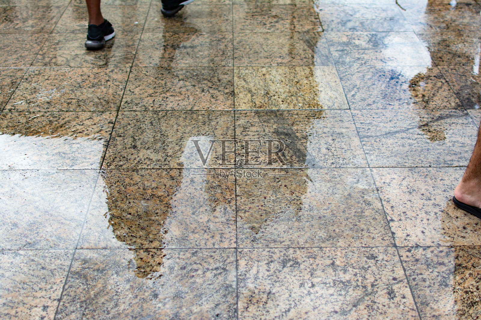 潮湿地面的反射。从水面上看模糊了。照片摄影图片