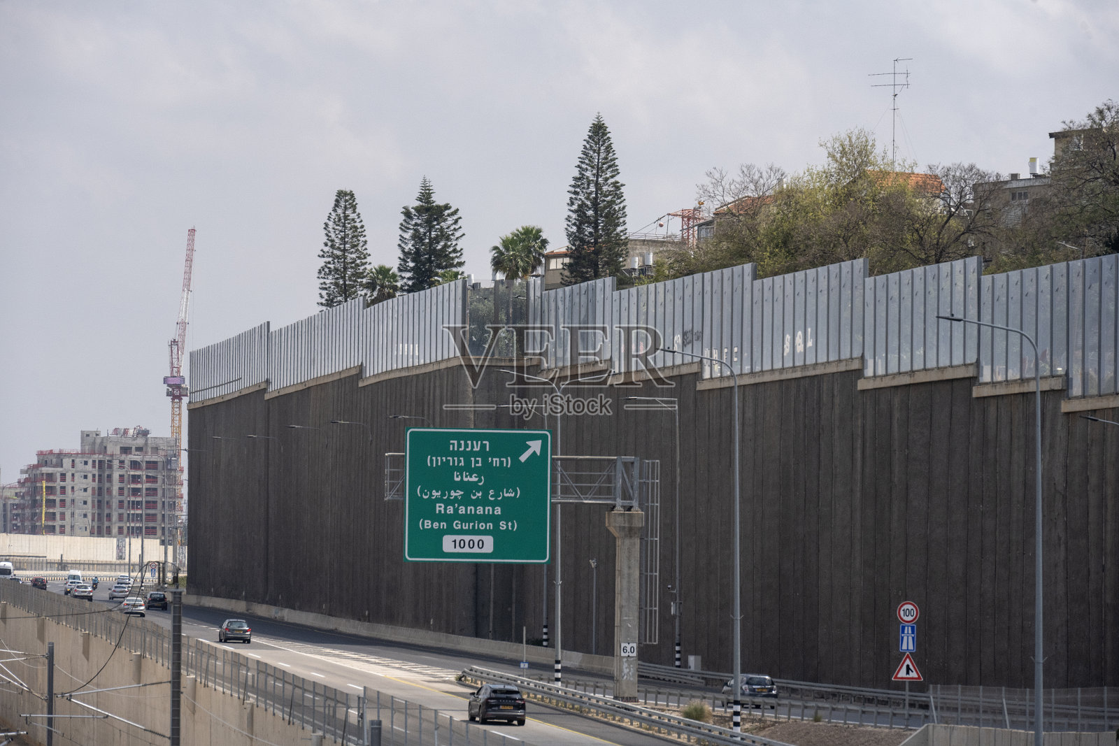 以色列道路上的隔音屏障照片摄影图片