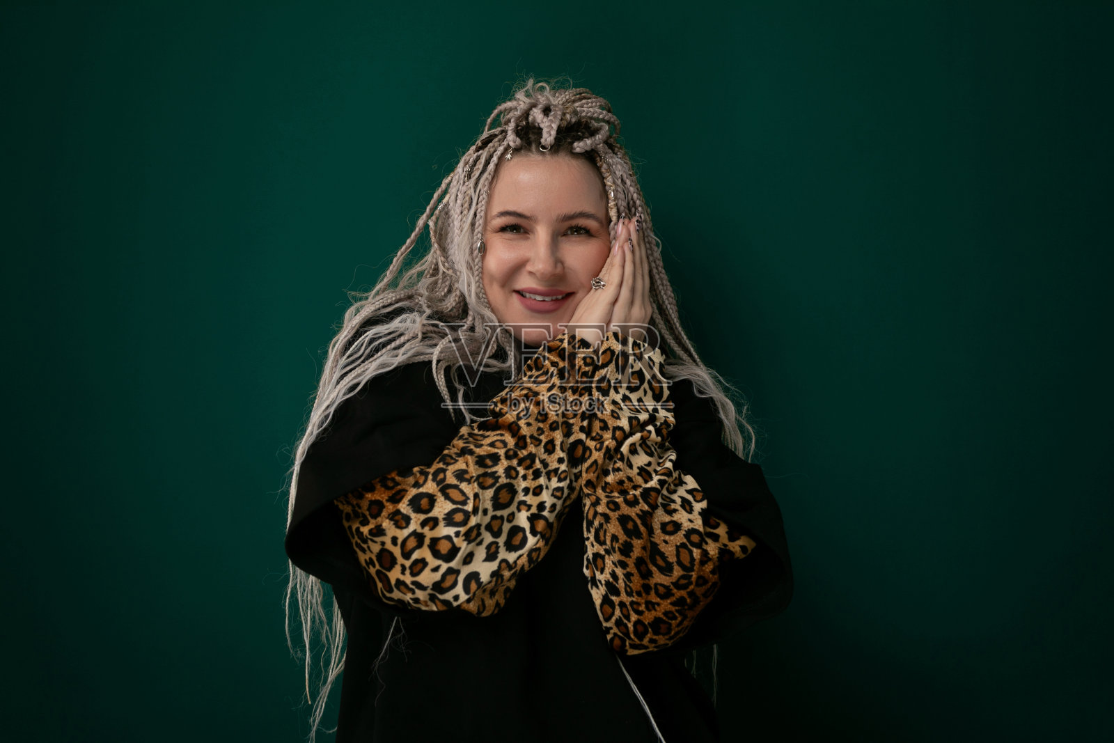 灰色头发和豹纹围巾的女人照片摄影图片