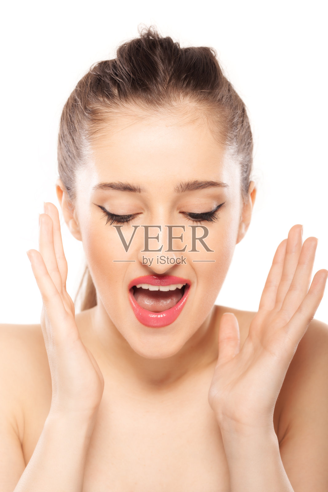 美丽的女孩工作室肖像。在白色背景下做手势和面部表情。照片摄影图片