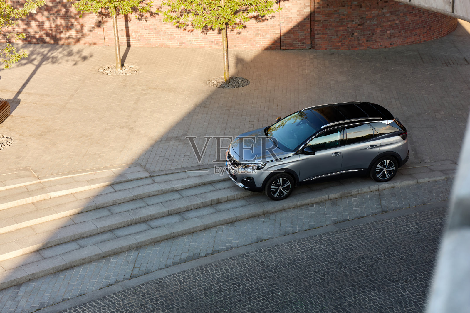 停在音乐厅的Suv标致3008。照片摄影图片