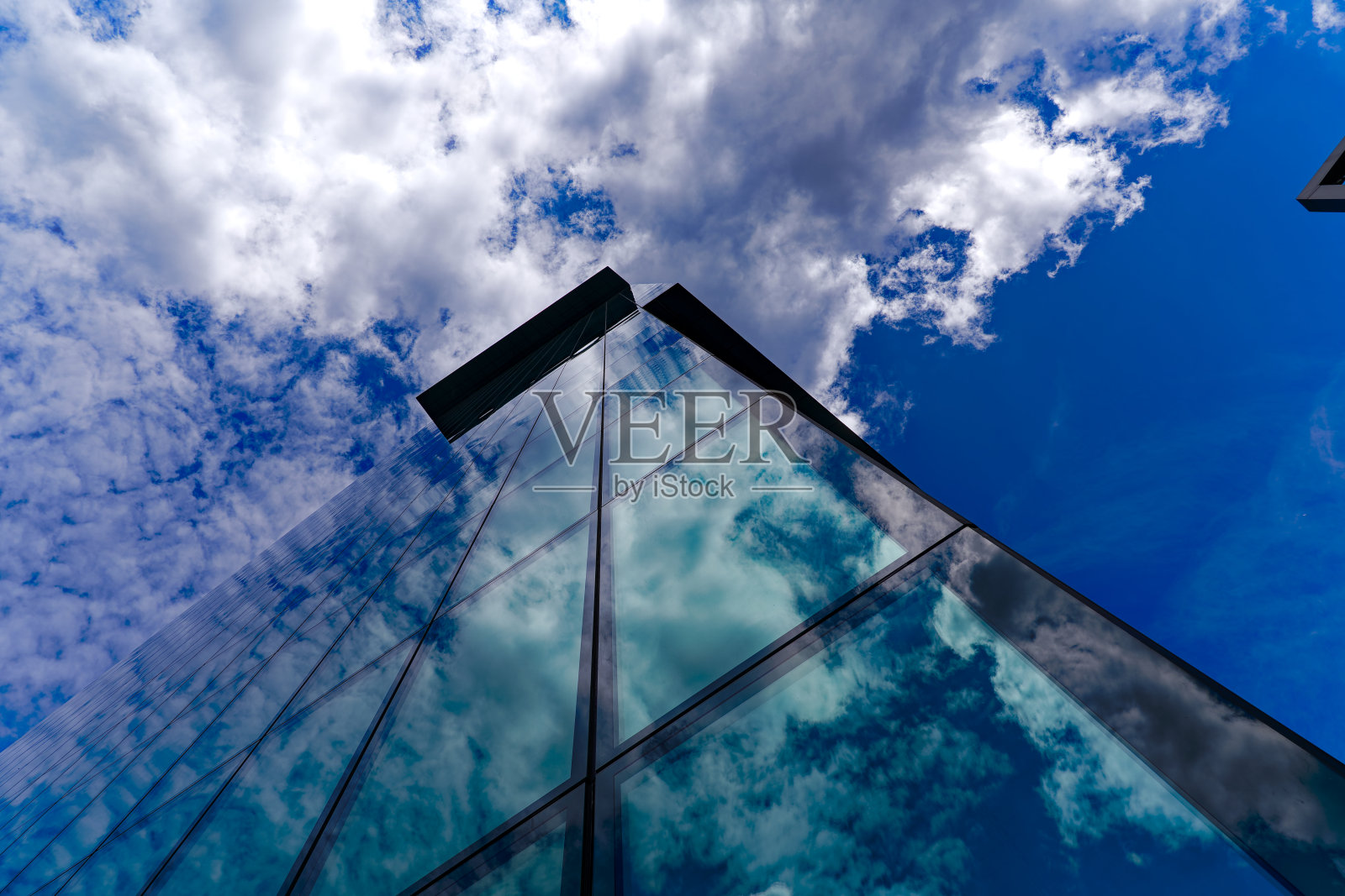 瑞士小镇工业区现代办公大楼抽象玻璃立面特写。照片摄影图片