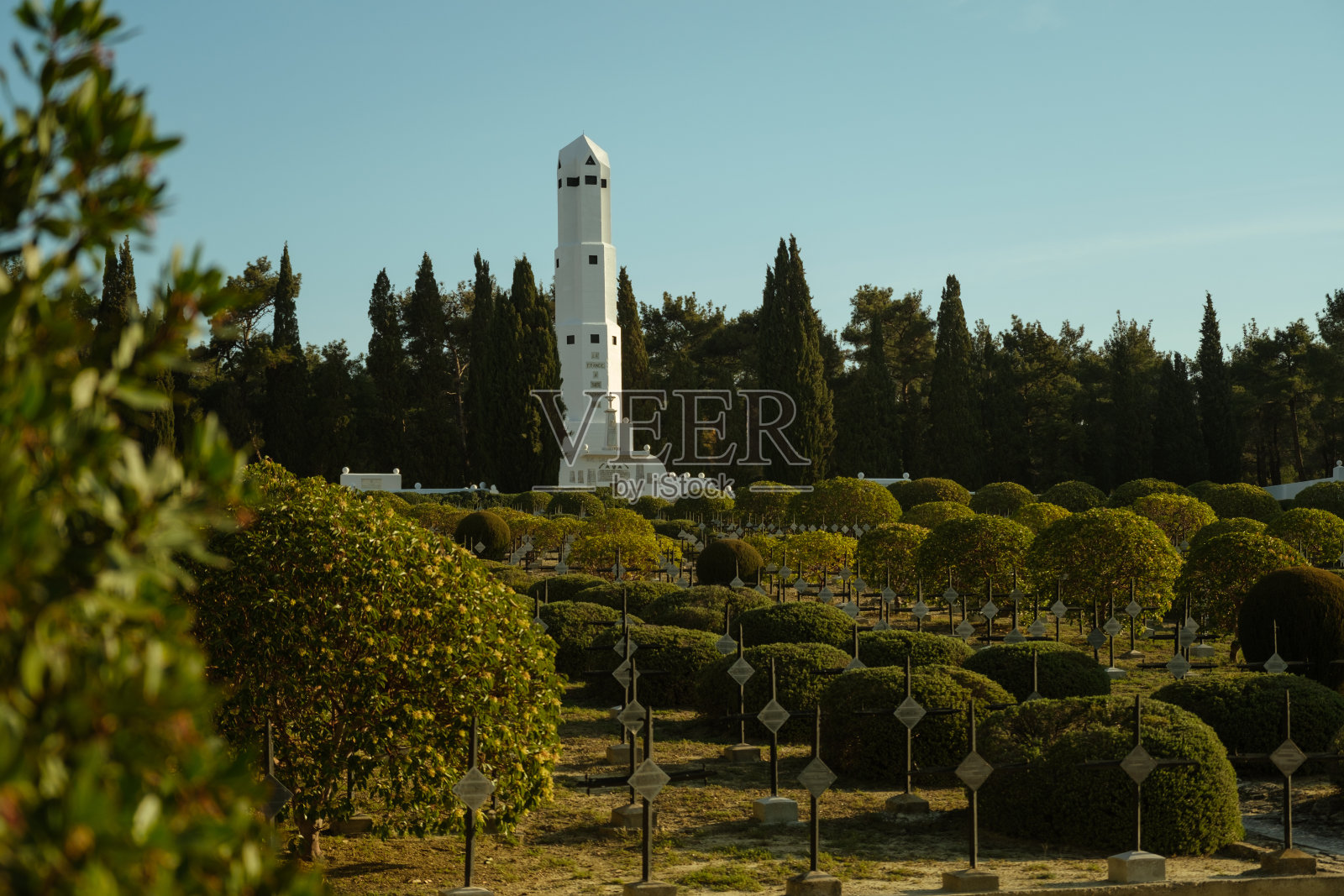 恰纳卡莱加里波利的法国墓地和纪念碑的照片。照片摄影图片