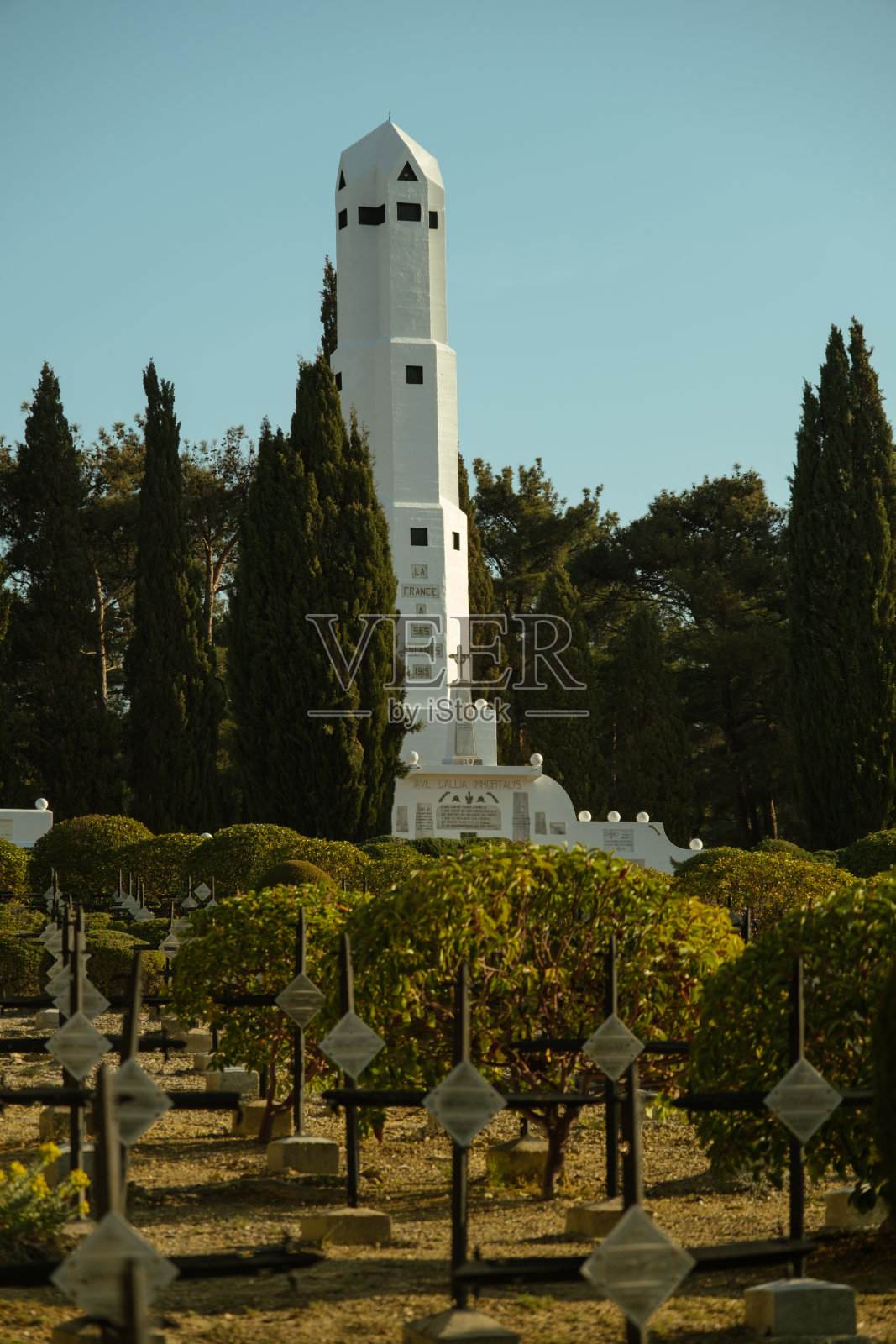 恰纳卡莱加里波利的法国墓地和纪念碑的照片。照片摄影图片