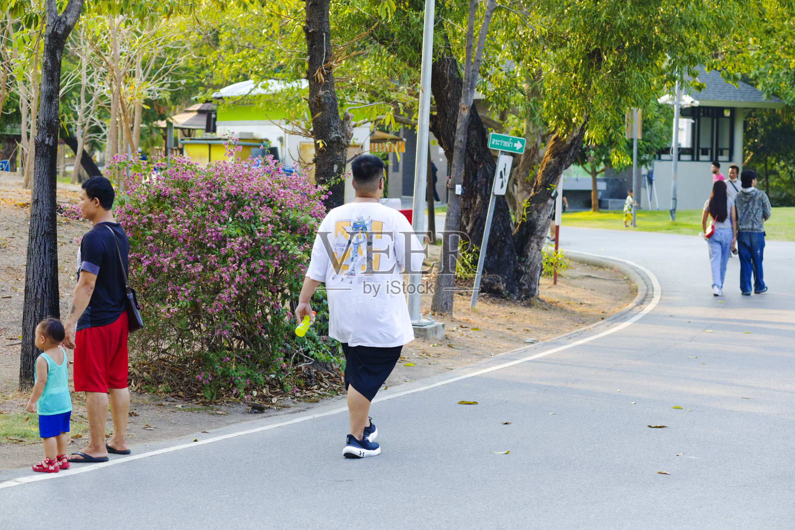 在Wachira Benchathat公园(Rot Fai公园)行走的泰国男子后视图照片摄影图片