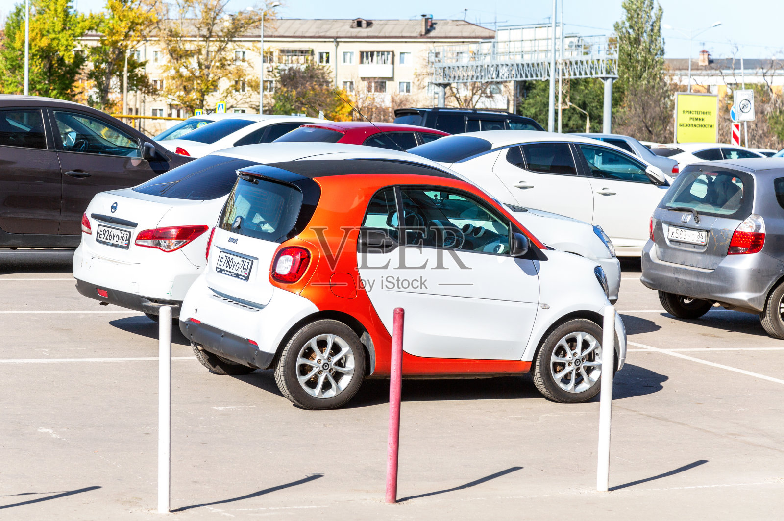 城市街道上的小型城市车Smart Fortwo Coupe照片摄影图片