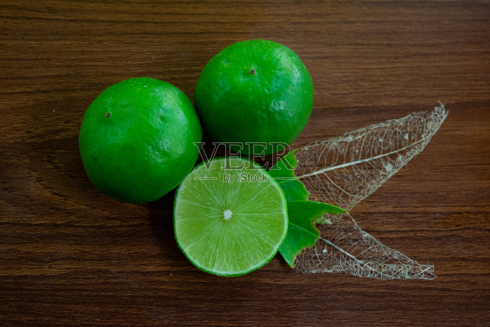 鲜酸橙，切片，配干叶照片摄影图片